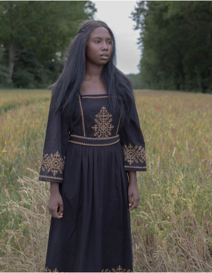 Robe brodée "Austra" arbre sacré noire
