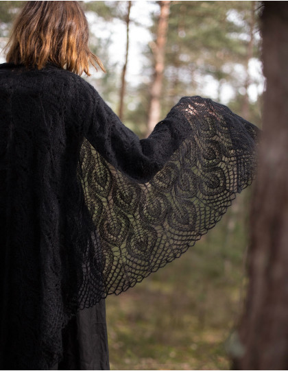 Étole triangulaire noire tricotée à la main