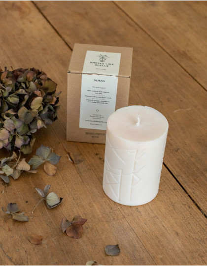 Bougie parfumée rune NORNS by "Smells like Spells"