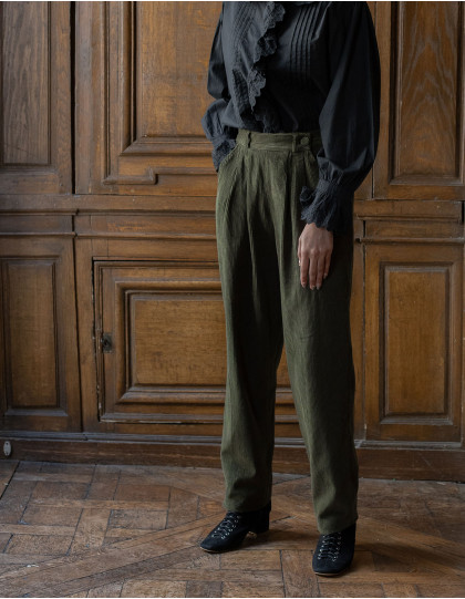 Pantalon "Yana" en velours côtelé vert mousse