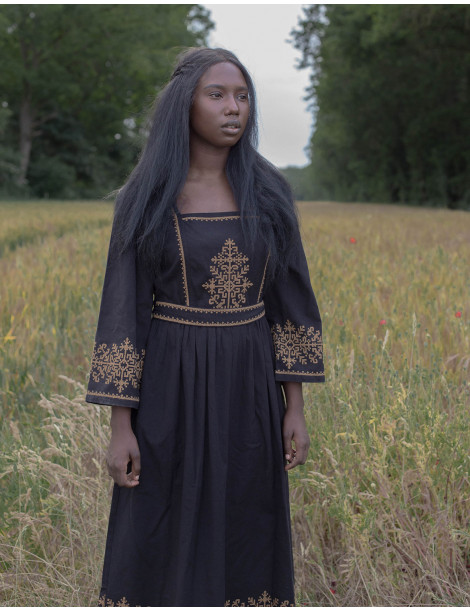 Robe brodée "Austra" arbre sacré noire