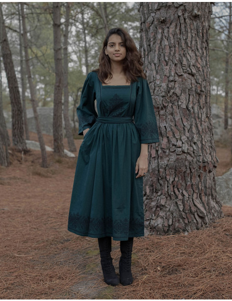Robe brodée "Austra" arbre sacré vert forêt