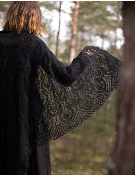 Étole triangulaire noire tricotée à la main