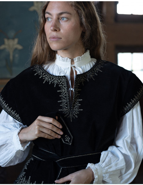 Tunique "Nelda" en velours noir brodé