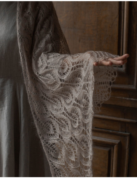 Étole triangle rose poudré tricotée à la main