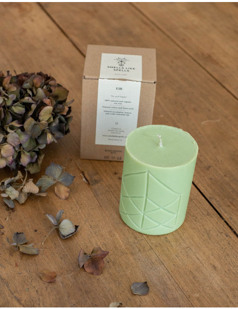 Bougie parfumée rune EIR by "Smells Like Spells"