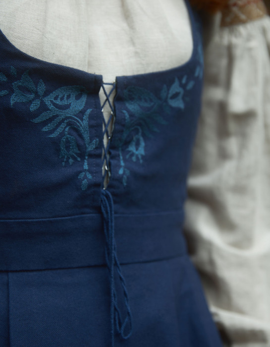 Robe brodée "Alina" bleu indigo