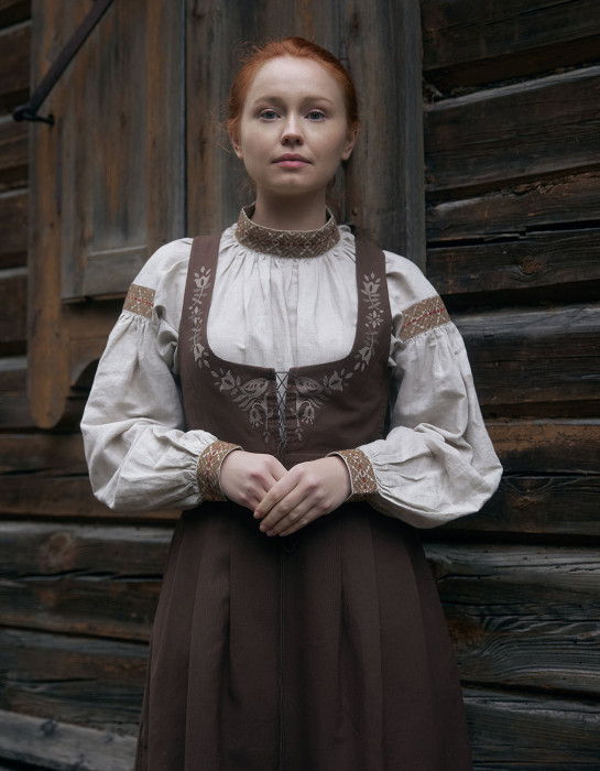 Robe brodée "Alina" chêne foncé