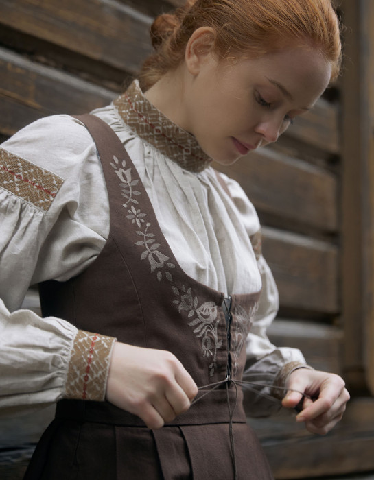 Robe brodée "Alina" chêne foncé