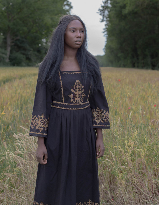 Robe brodée "Austra" arbre sacré noire