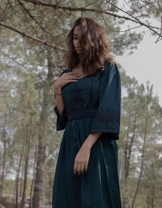 Robe brodée "Austra" arbre sacré vert forêt