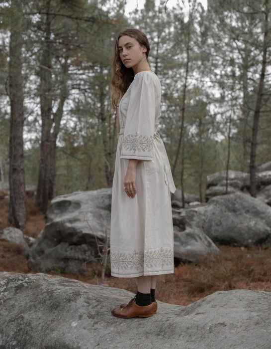 Robe brodée "Austra" arbre sacré céramique