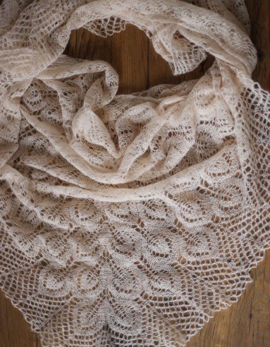 Étole triangle rose poudré tricotée à la main