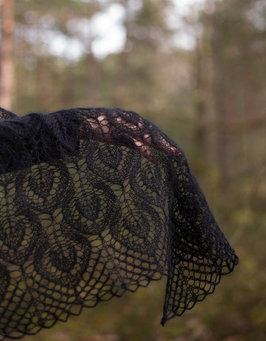 Étole triangulaire noire tricotée à la main