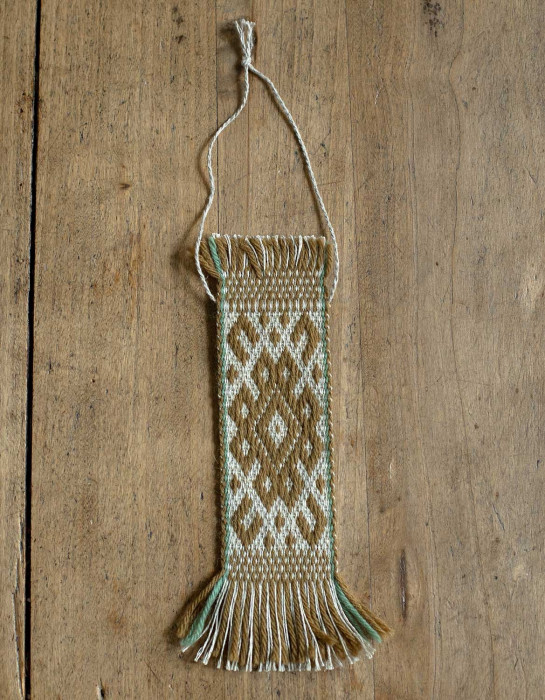 Décoration murale balte tissée main moutarde