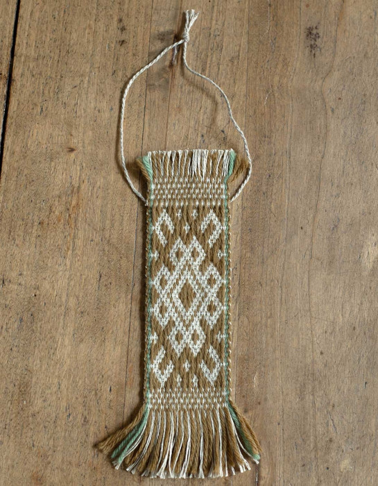 Décoration murale balte tissée main moutarde