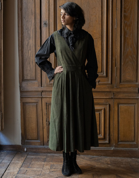 Robe-chasuble "Yana" en velours côtelé vert mousse