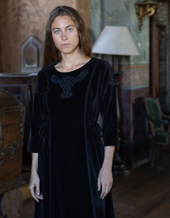Robe "Marjan" en velours noir brodé