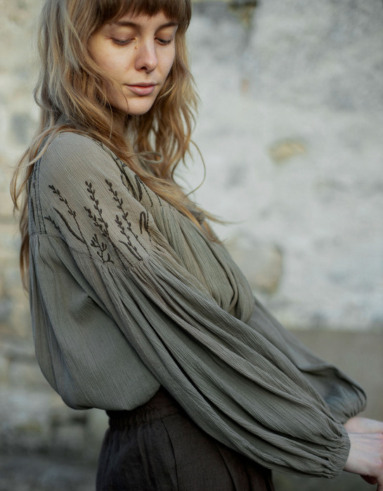 Blouse "Marla" en crêpe de coton brodé seigle 