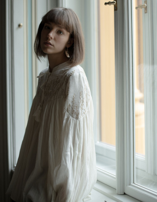 Blouse "Marla" en crêpe de coton brodé crème