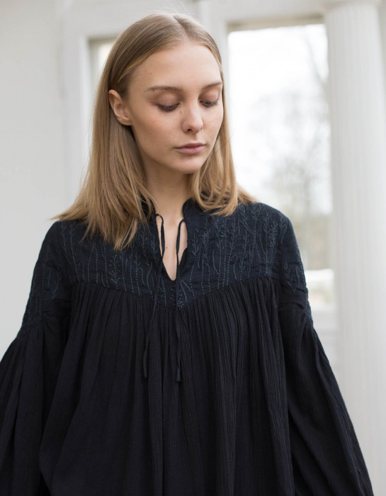Blouse "Marla" en crêpe de coton brodé noire
