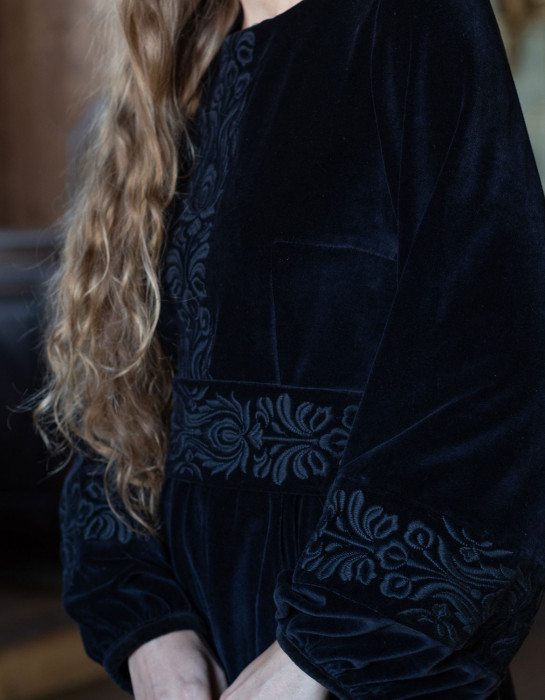 Robe "Misha" en velours noir brodé