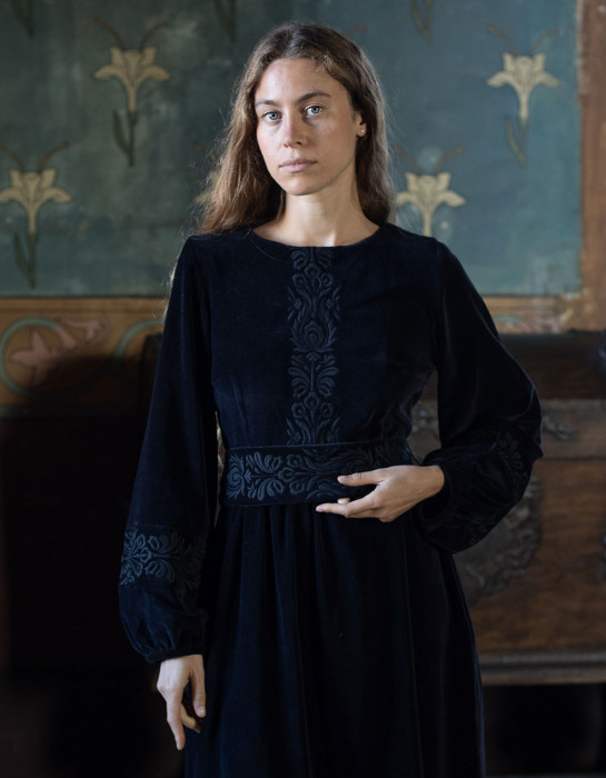 Robe "Misha" en velours noir brodé