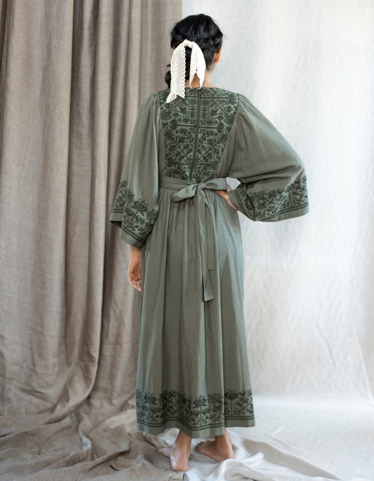 Robe brodée  "Mivilud" vert mousse