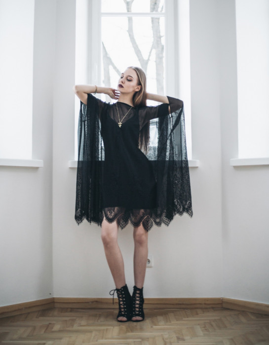 Poncho en dentelle noire "Nadya" SUR COMMANDE