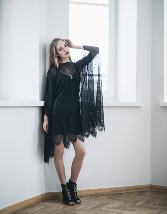 Poncho en dentelle noire "Nadya" SUR COMMANDE