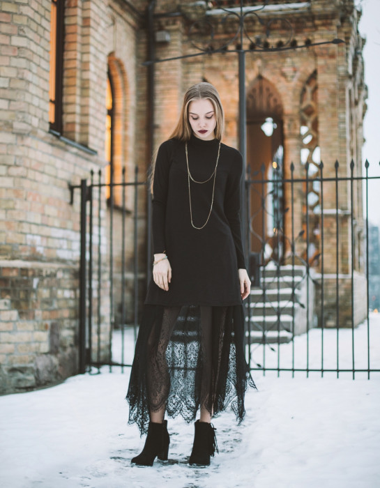 Jupe longue "Nadya" en dentelle noire SUR COMMANDE 