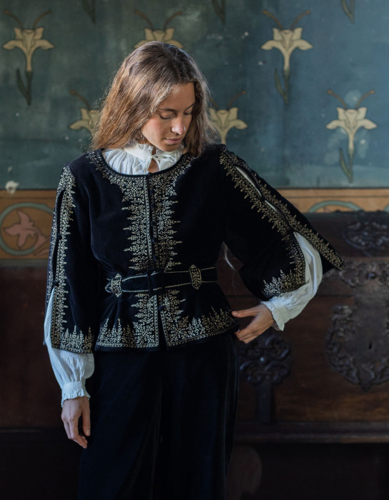 Veste "Nelda" en velours noir brodé