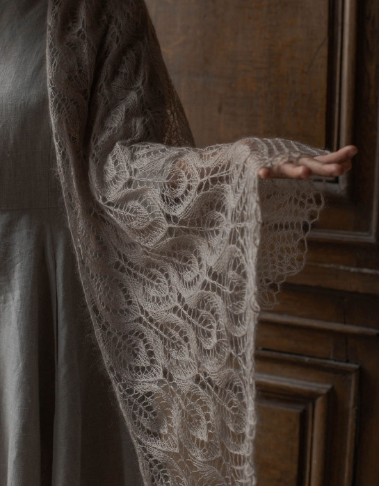 Étole triangle rose poudré tricotée à la main