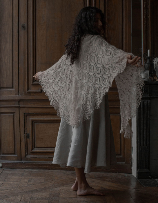 Étole triangle rose poudré tricotée à la main