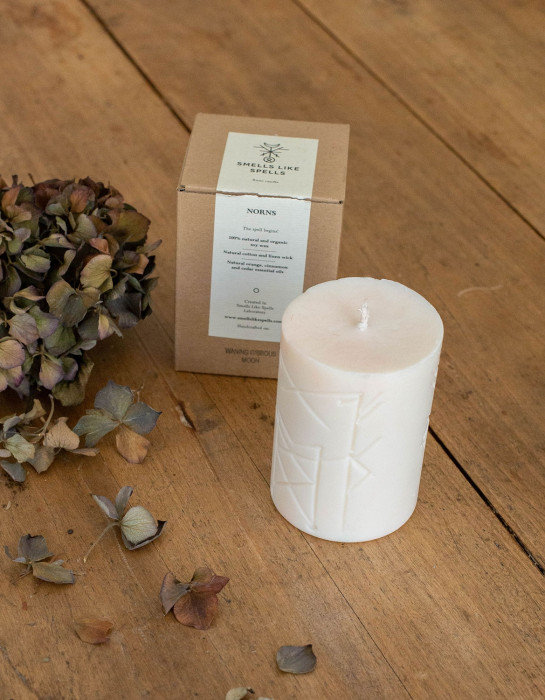 Bougie parfumée rune NORNS by "Smells like Spells"