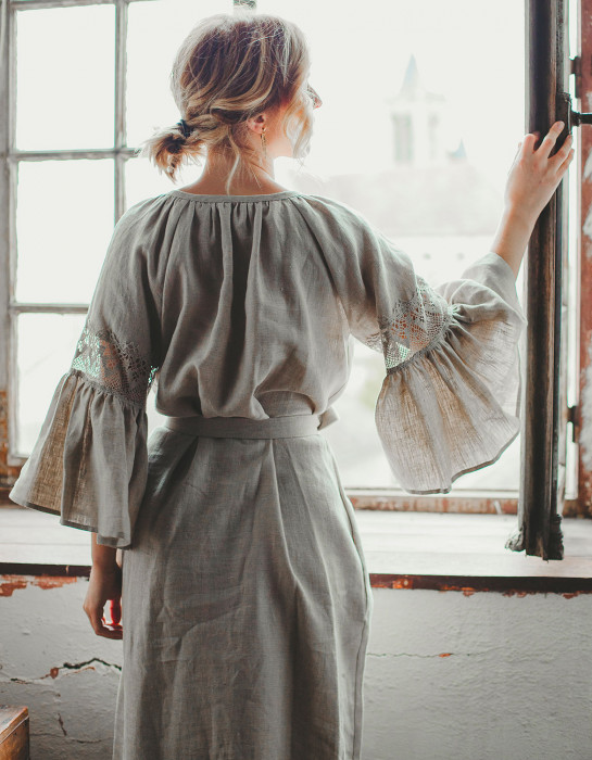 Robe "Svetlana" en lin naturel et dentelle de lin