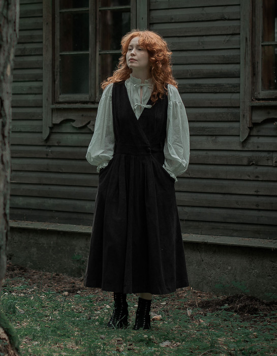 Robe-chasuble "Yana" en velours côtelé noire