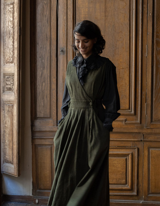 Robe-chasuble "Yana" en velours côtelé vert mousse
