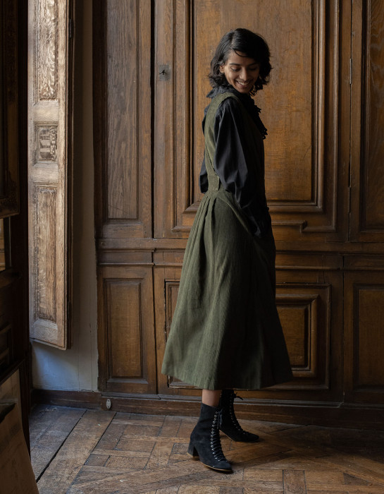 Robe-chasuble "Yana" en velours côtelé vert mousse