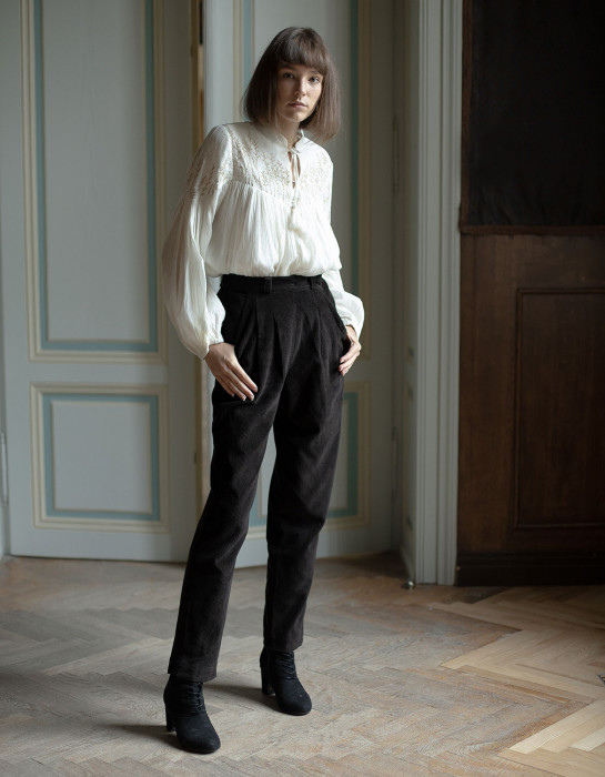 Pantalon "Yana" en velours côtelé noir