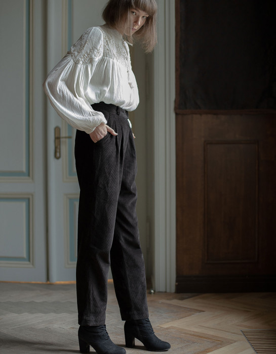 Pantalon "Yana" en velours côtelé noir