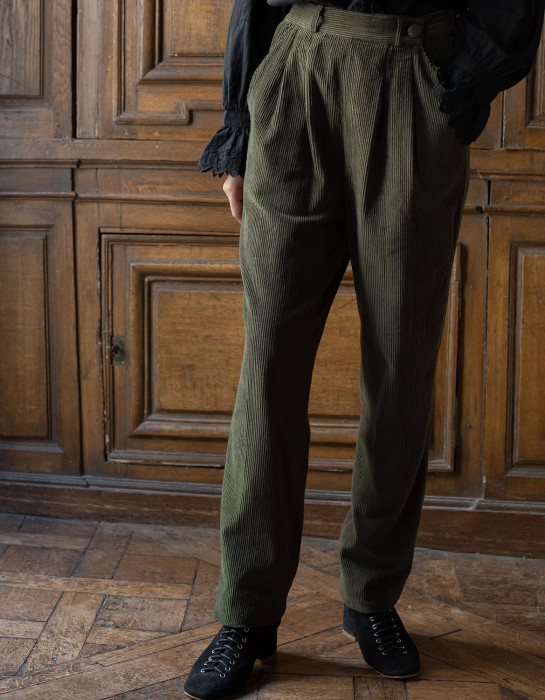 Pantalon "Yana" en velours côtelé vert mousse