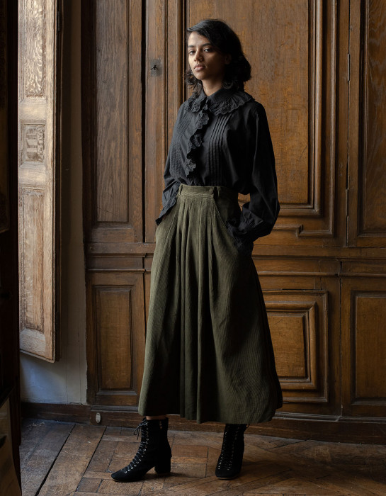 Jupe "Yana" en velours côtelé vert mousse