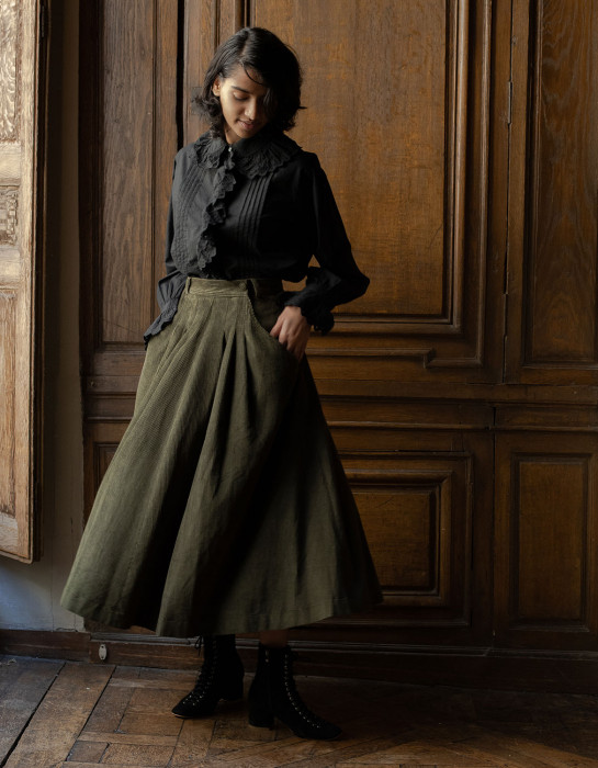 Jupe "Yana" en velours côtelé vert mousse