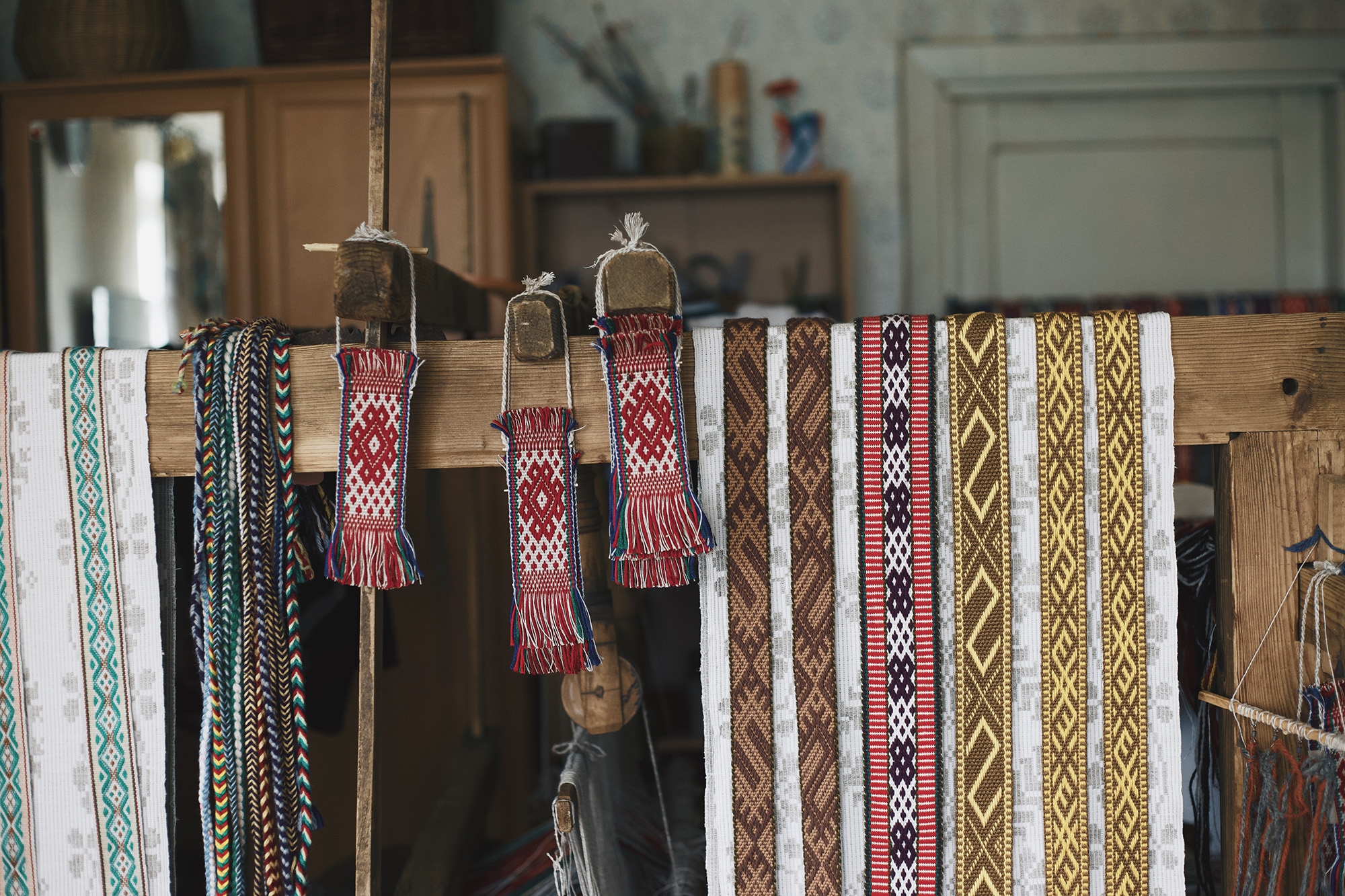 Cet été nous avons rencontré Renata, celle qui crée les magnifiques ceintures tissées "Juosta" que nous exposons en magasin et en ligne depuis un an.Nous avons passé une journée avec toute sa famille dans son village au milieu de la campagne lituanienne prês de la rivière "Nemunas". Migle, Elenah et sa maman Ausra étaient là aussi: nous étions entourées d'amis! Renata nous avait préparé des plats traditionnels ainsi qu'une boisson fraîche à base de pommes et baies. Le dessert était fait avec des graines de pavot, un goût qui nous était familier car nous avons grandi en Allemagne pays du fameux "Moonkuchen".Nous avons également rencontré sa fille et son mari avec qui nous avons pu communiquer en anglais. Elenah s'occupait des traductions le reste du temps. Après le repas nous sommes allées dans son atelier où elle avait disposé des ceintures prêtes à être exposées dans un festival d'art folklorique. Renata est très réputée dans la région pour son travail de tissage mais aussi de recherche: elle déniche d'anciennes ceintures dans des musés et greniers et reproduit des motifs aujourd'hui oubliés. Elle connaît la symbologie des runes comme personne et invente de nouveaux motifs dans le respect de la tradition. Elle nous a également joué un peu d'accordéon et m'as laissé jouer le "Kanklės", un genre de petit sitar baltique. C'est une artisane et une archéologue, quelqu'un de précieux que nous avons la chance de pouvoir soutenir en vendant ses ceintures ici à Paris.