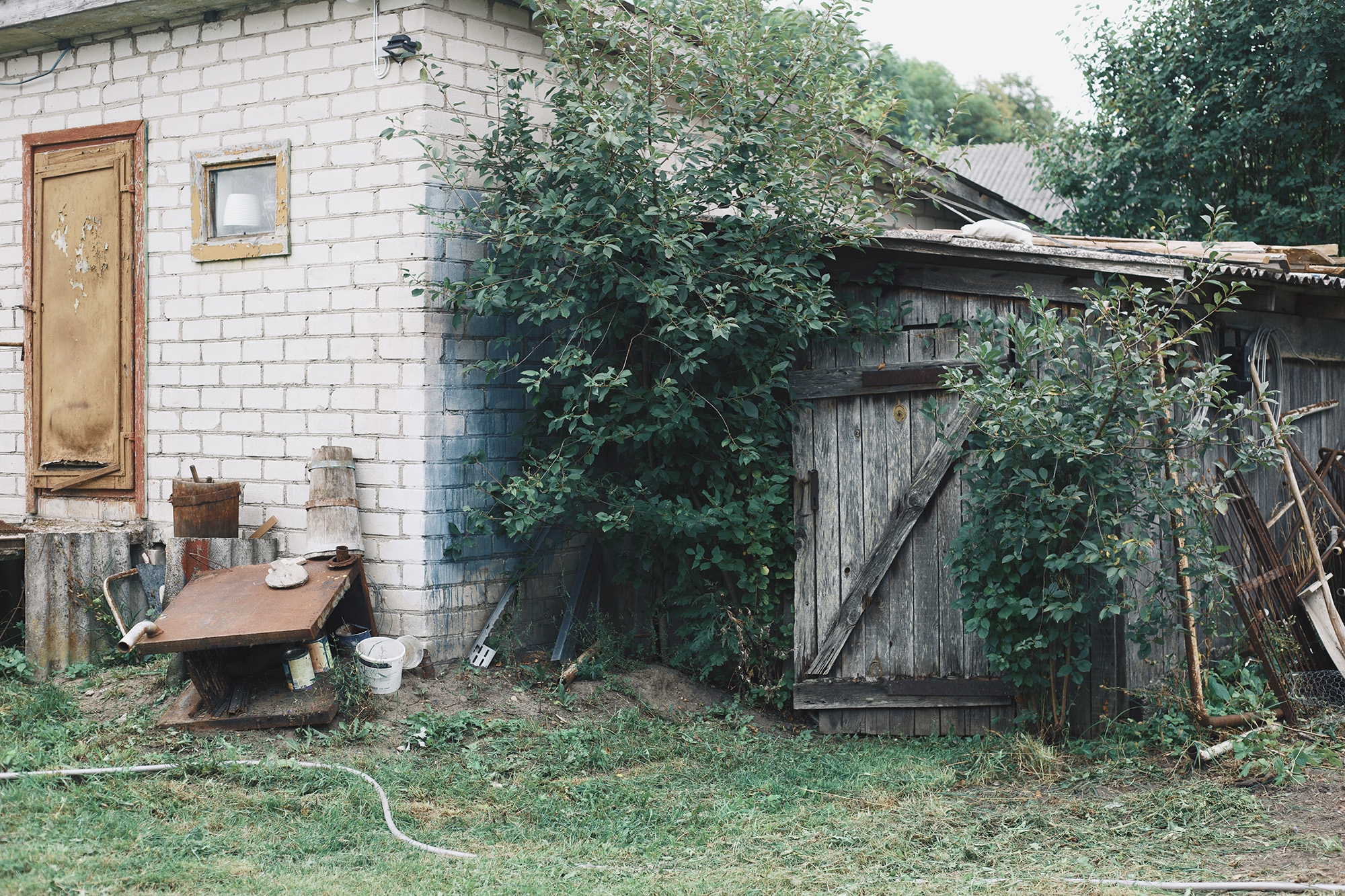 Cet été nous avons rencontré Renata, celle qui crée les magnifiques ceintures tissées "Juosta" que nous exposons en magasin et en ligne depuis un an.Nous avons passé une journée avec toute sa famille dans son village au milieu de la campagne lituanienne prês de la rivière "Nemunas". Migle, Elenah et sa maman Ausra étaient là aussi: nous étions entourées d'amis! Renata nous avait préparé des plats traditionnels ainsi qu'une boisson fraîche à base de pommes et baies. Le dessert était fait avec des graines de pavot, un goût qui nous était familier car nous avons grandi en Allemagne pays du fameux "Moonkuchen".Nous avons également rencontré sa fille et son mari avec qui nous avons pu communiquer en anglais. Elenah s'occupait des traductions le reste du temps. Après le repas nous sommes allées dans son atelier où elle avait disposé des ceintures prêtes à être exposées dans un festival d'art folklorique. Renata est très réputée dans la région pour son travail de tissage mais aussi de recherche: elle déniche d'anciennes ceintures dans des musés et greniers et reproduit des motifs aujourd'hui oubliés. Elle connaît la symbologie des runes comme personne et invente de nouveaux motifs dans le respect de la tradition. Elle nous a également joué un peu d'accordéon et m'as laissé jouer le "Kanklės", un genre de petit sitar baltique. C'est une artisane et une archéologue, quelqu'un de précieux que nous avons la chance de pouvoir soutenir en vendant ses ceintures ici à Paris.
