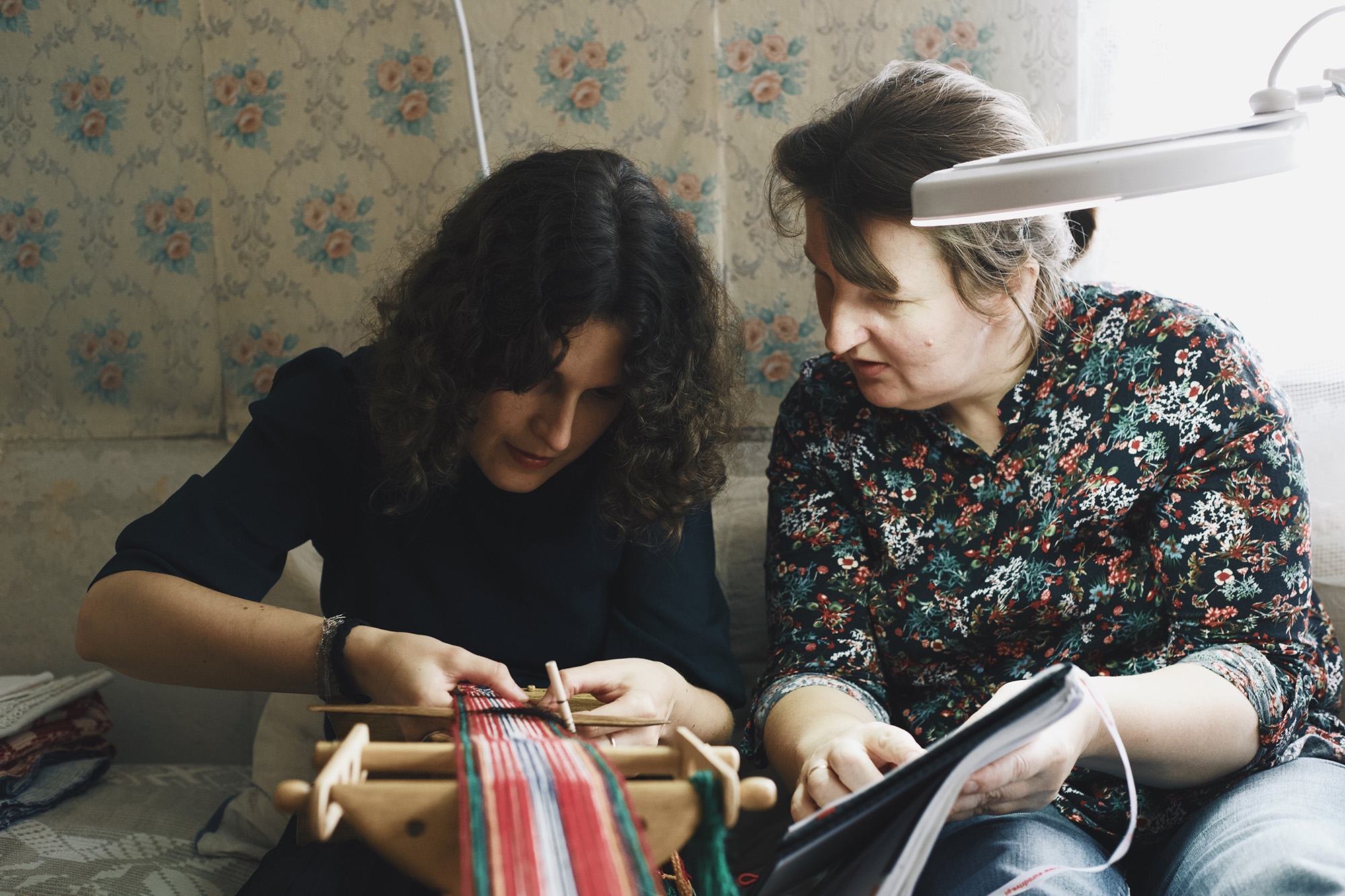 Cet été nous avons rencontré Renata, celle qui crée les magnifiques ceintures tissées "Juosta" que nous exposons en magasin et en ligne depuis un an.Nous avons passé une journée avec toute sa famille dans son village au milieu de la campagne lituanienne prês de la rivière "Nemunas". Migle, Elenah et sa maman Ausra étaient là aussi: nous étions entourées d'amis! Renata nous avait préparé des plats traditionnels ainsi qu'une boisson fraîche à base de pommes et baies. Le dessert était fait avec des graines de pavot, un goût qui nous était familier car nous avons grandi en Allemagne pays du fameux "Moonkuchen".Nous avons également rencontré sa fille et son mari avec qui nous avons pu communiquer en anglais. Elenah s'occupait des traductions le reste du temps. Après le repas nous sommes allées dans son atelier où elle avait disposé des ceintures prêtes à être exposées dans un festival d'art folklorique. Renata est très réputée dans la région pour son travail de tissage mais aussi de recherche: elle déniche d'anciennes ceintures dans des musés et greniers et reproduit des motifs aujourd'hui oubliés. Elle connaît la symbologie des runes comme personne et invente de nouveaux motifs dans le respect de la tradition. Elle nous a également joué un peu d'accordéon et m'as laissé jouer le "Kanklės", un genre de petit sitar baltique. C'est une artisane et une archéologue, quelqu'un de précieux que nous avons la chance de pouvoir soutenir en vendant ses ceintures ici à Paris.