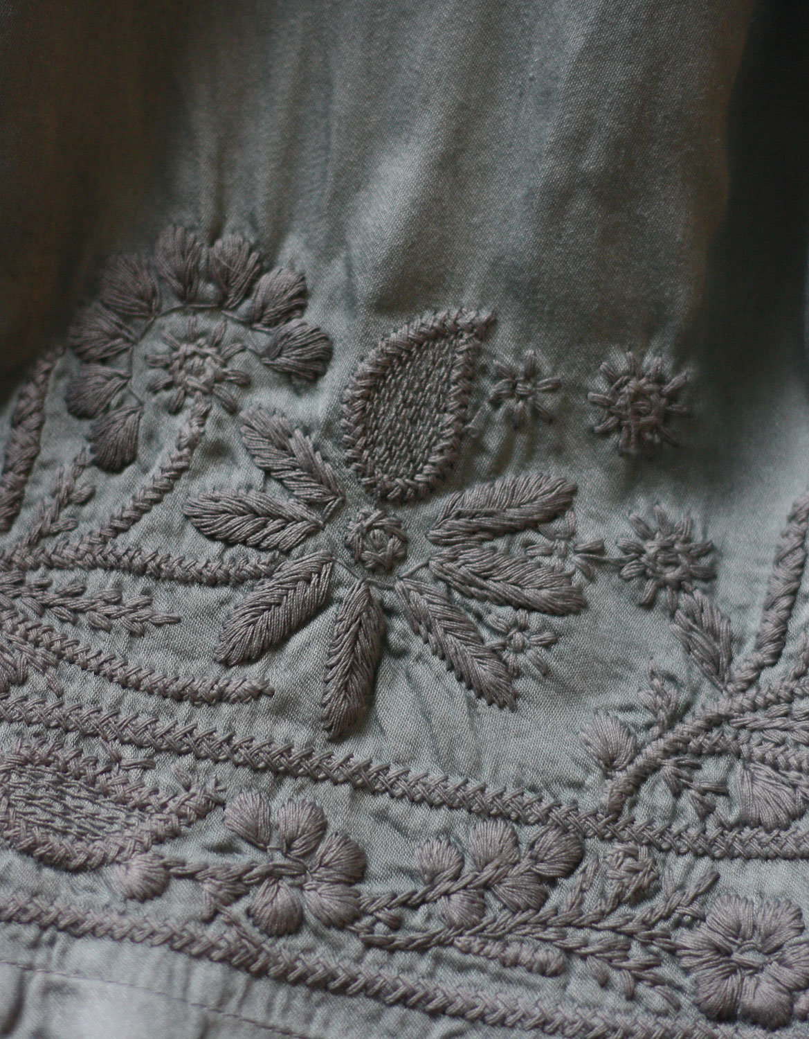 elena-piano_voriagh_embroidery-dress-robe elena-piano_voriagh_embroidery-dress-robe